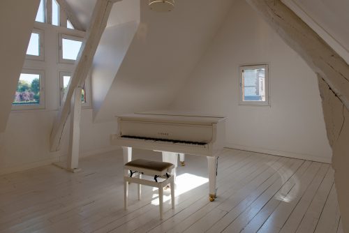 salle avec piano des maisons satie de la ville de honfleur