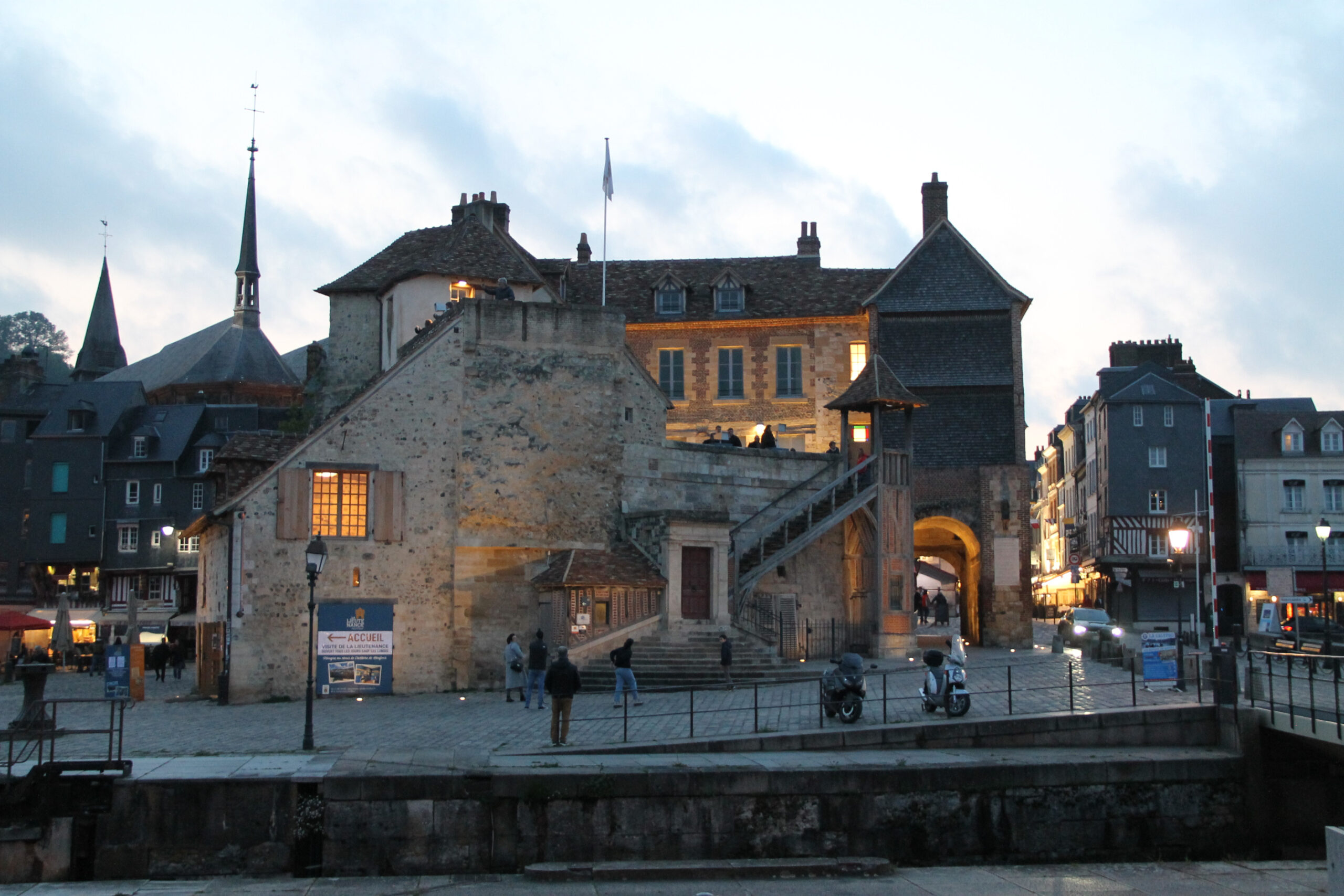 マクシミリアン・リュス、「AU LARGE DE HONFLEUR」 Historique - Mairie de Honfleur Mairie de Honfleur