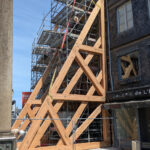 Scène inédite à Honfleur : des contrefiches de 2,5 t installées sur les façades 1